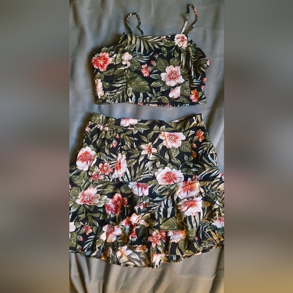 American Eagle Floral Ruffled Tiered Skirt in Black with Pink Bloom